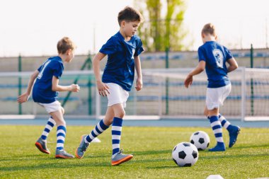 Genç Futbolcular Spor Eğitimi Yapıyor, Mutlu Çocuklar Futbol Antrenmanında Yaz Saati. Arka plandaki Okul Spor Stadyumu
