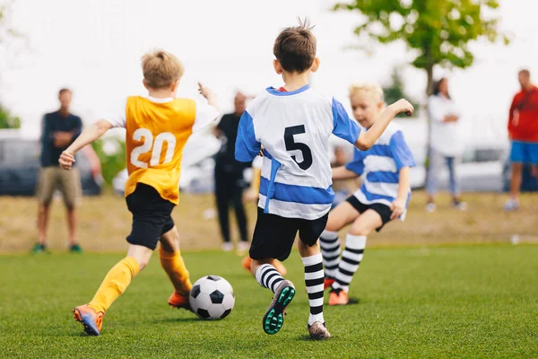 Kinder Spielen Sport Fußballspiel Young Boys Treten Beim Fußballturnier Schuljungen — Stockfoto