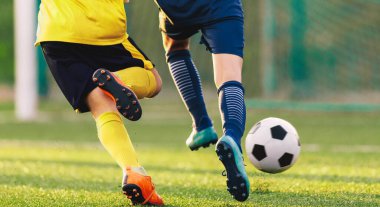 Düelloda İki Genç Futbolcu 'nun yakın çekimi. Futbolcular Futbolda
