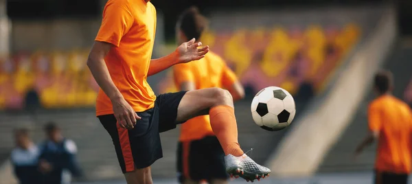 Joueur Football Entraînement Avec Ballon Jeune Athlète Football Kicking Ball — Photo