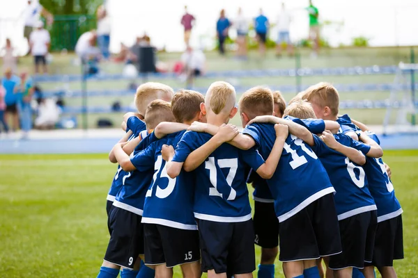 Erkek Futbol Takımı Toplanıyor Spor Takımındaki Mutlu Çocuklar Çim Sahasındalar — Stok fotoğraf