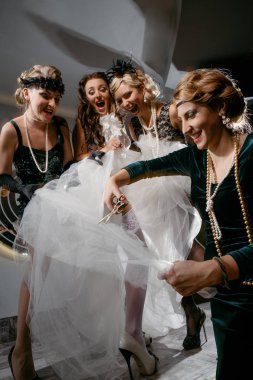 Abiye makas kesim gelinin elbise ile güzel kadın