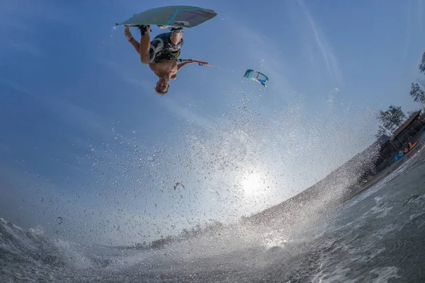 Surfista Cometas Monta Las Olas — Foto de Stock
