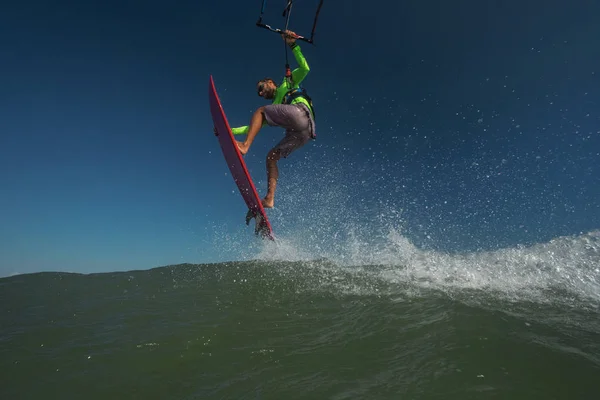 Een Kitesurfer Rijdt Golven — Stockfoto