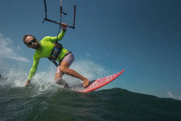 Een Kitesurfer Rijdt Golven — Stockfoto