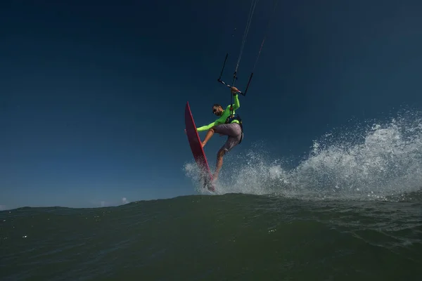 Kite Surfista Monta Ondas — Fotografia de Stock