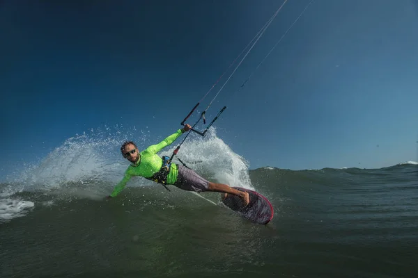 Een Kitesurfer Rijdt Golven — Stockfoto