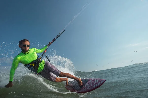 Een Kitesurfer Rijdt Golven — Stockfoto