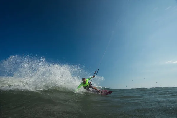 Een Kitesurfer Rijdt Golven — Stockfoto