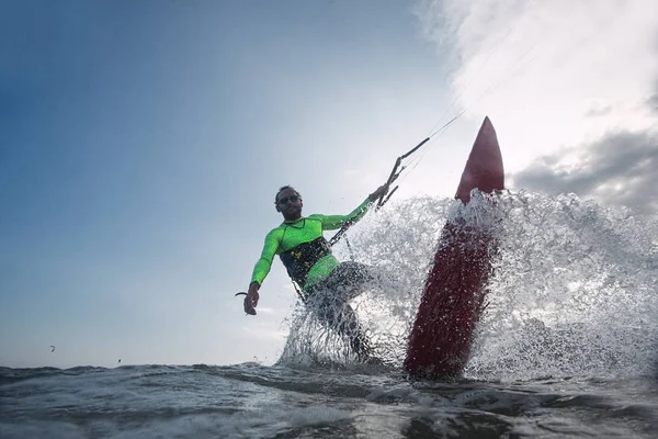 Een Kitesurfer Rijdt Golven — Stockfoto