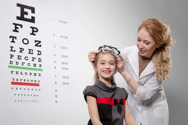Young Girl Smiling While Undergoing Eye Test Phoropter — Stock Photo, Image
