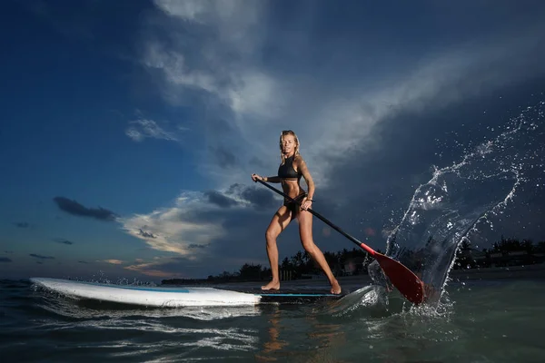Mujer Pie Paddle Boarding Atardecer Mar Plano Cálido Tranquilo —  Fotos de Stock