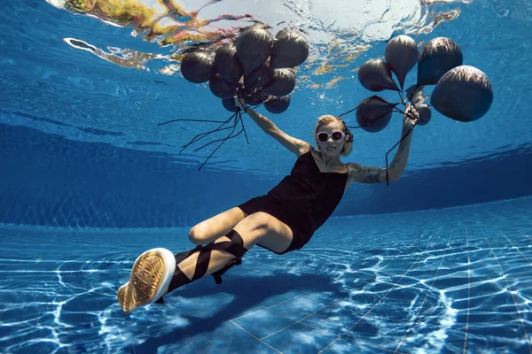 Unterwasser Shooting Von Fliegender Frau Mit Schwarzen Ballons — Stockfoto