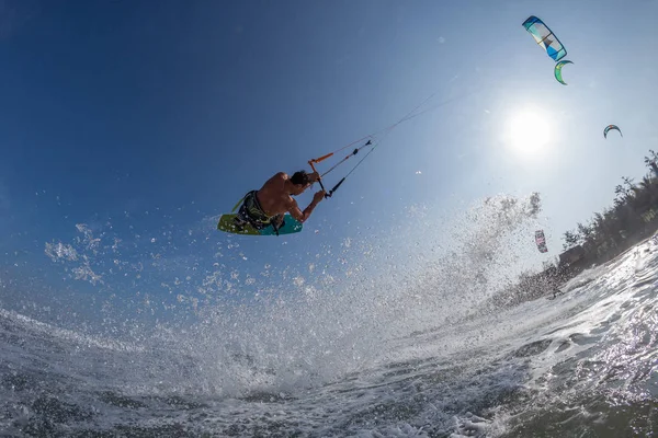 Bir Uçurtma Sörfçüsü Dalgalarda Sörf Yapar — Stok fotoğraf