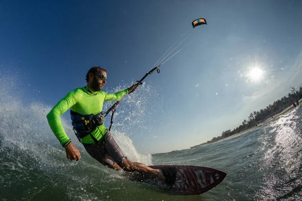 Ein Kitesurfer Reitet Auf Den Wellen — Stockfoto