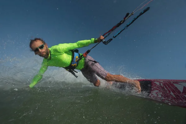 Kite Surfista Monta Ondas — Fotografia de Stock