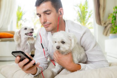 Adam iki güzel küçük köpekleri ile kulaklık