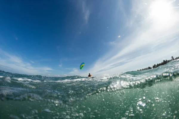 Een Kitesurfer Rijdt Golven — Stockfoto