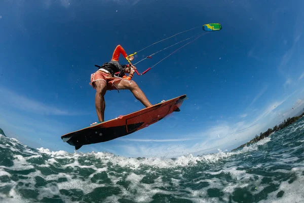 Kite Surfer Rides Waves — Stock Photo, Image