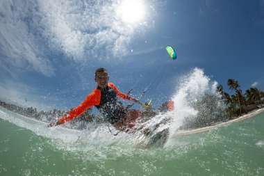 Bir uçurtma sörfçüsü dalgalarda sörf yapar