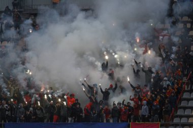 Zaporizhya, Ukrayna - 1 Aralık 2012: Hayranları Fc Metallurg Stadı nda futbol favori takım destek 