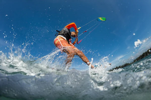Bir Uçurtma Sörfçüsü Dalgalarda Sörf Yapar — Stok fotoğraf