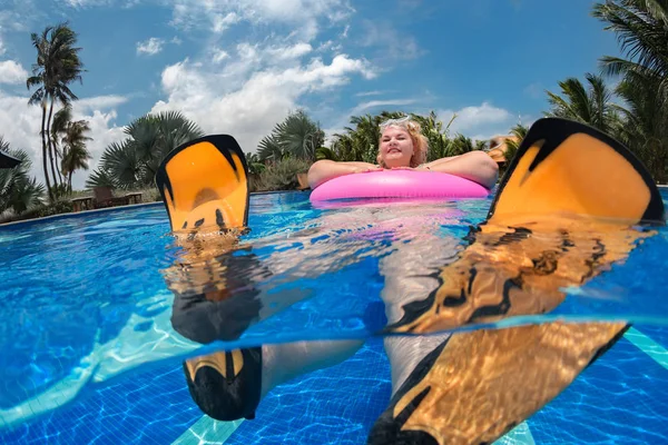 Pousse Eau Jeune Femme Graisse Détendre Dans Piscine Avec Bouée — Photo