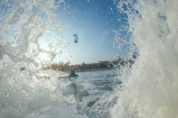 Mannelijke Kite Surfer Vallen Tijdens Het Rijden Van Golven Zee — Stockfoto