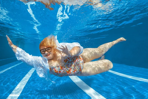 Sparatoria Subacquea Giovane Donna Grassa Che Nuota Sott Acqua Piscina — Foto Stock