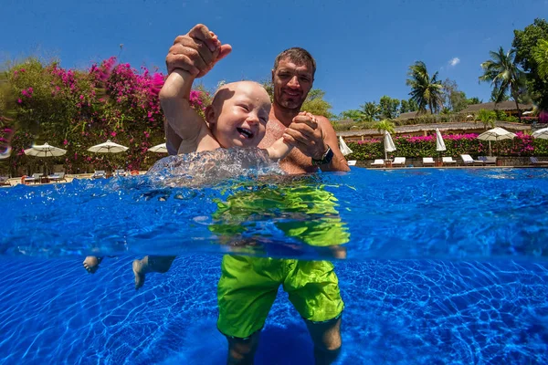 Lustiges Foto Von Glücklichen Aktiven Familienvätern Mit Aktivem Babytauchen Schwimmbad — Stockfoto