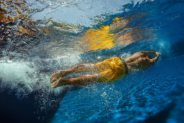 Retrato Nadador Masculino Que Salta Sumerge Piscina Vista Ángulo Bajo — Foto de Stock