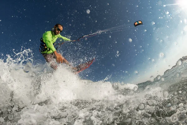 Kite Surfer Che Salta Bordo Sopra Onde — Foto Stock