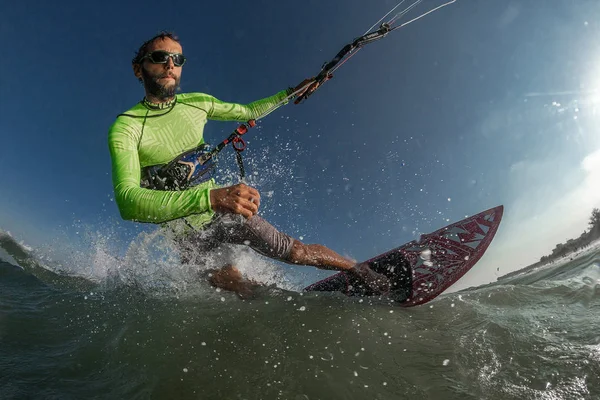 Athletic Kite Surfer Jazdy Fale Słoneczny Dzień — Zdjęcie stockowe