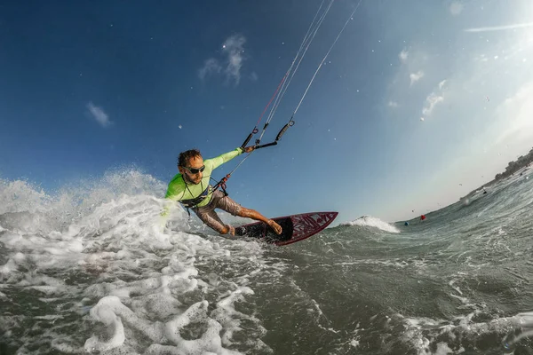 Atletisk Kite Surfare Ridning Vågor Solig Dag — Stockfoto