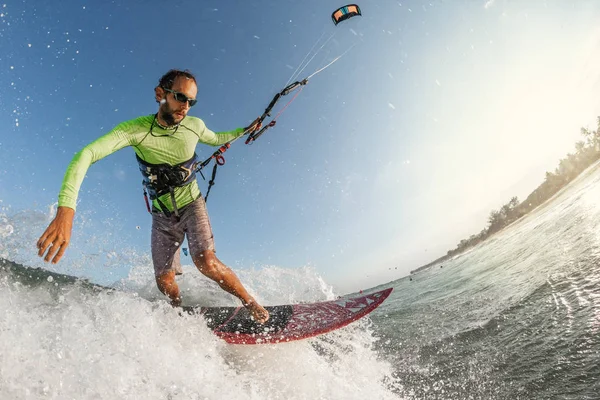 Athletic Kite Surfer Jazdy Fale Słoneczny Dzień — Zdjęcie stockowe