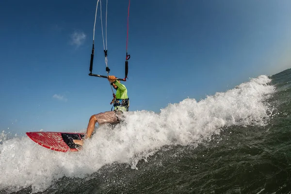 Atletische Kite Surfer Paardrijden Golven Zonnige Dag — Stockfoto