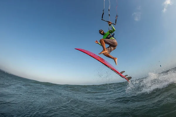 Kite Surfista Pulando Bordo Sobre Ondas — Fotografia de Stock