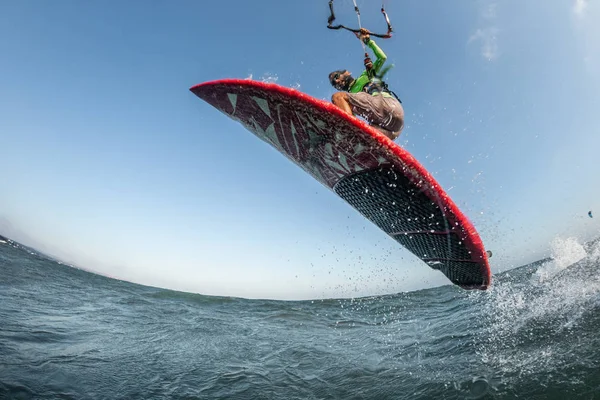 Kite Surfista Pulando Bordo Sobre Ondas — Fotografia de Stock
