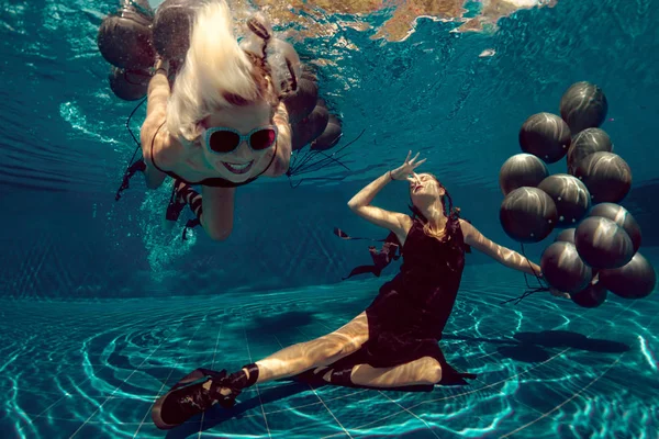 Disparo Submarino Volar Dos Mujeres Con Globos Negros — Foto de Stock