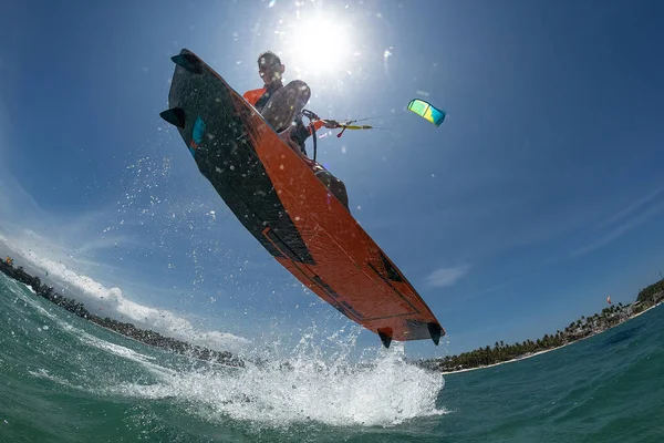 Mužské Kite Surfař Koni Vlny Moři Slunečný Den — Stock fotografie