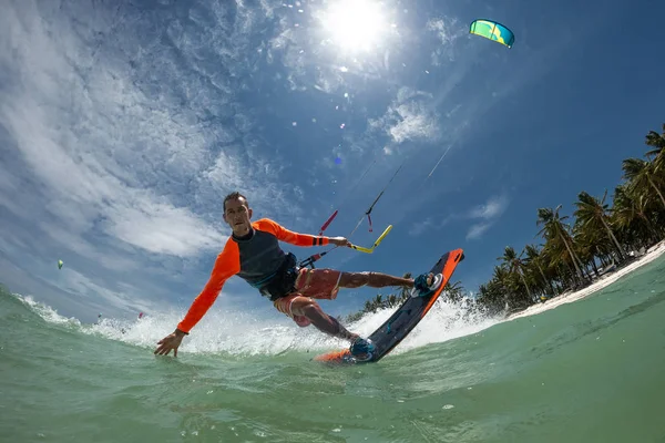 Een Kitesurfer Rijdt Golven — Stockfoto