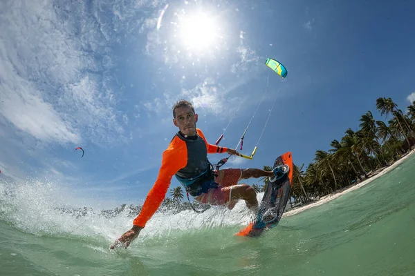 Kite Surfer Rides Waves — Stock Photo, Image