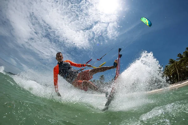 Kite Surfista Monta Ondas — Fotografia de Stock