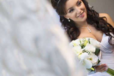 Beyaz elbiseli Genç ve güzel gelin portresi 