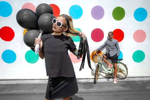 Piękna Młoda Kobieta Skoki Dużą Ilością Czarne Balony Facet Rowerem — Zdjęcie stockowe