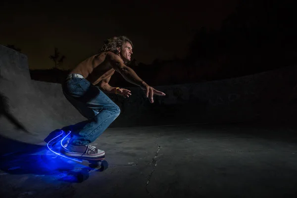 Giovane Skateboarder Bianco Caucasico Che Salto Ollie Notte — Foto Stock