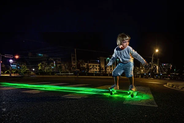 Een Jong Kind Rijden Skate Met Licht Nachts — Stockfoto