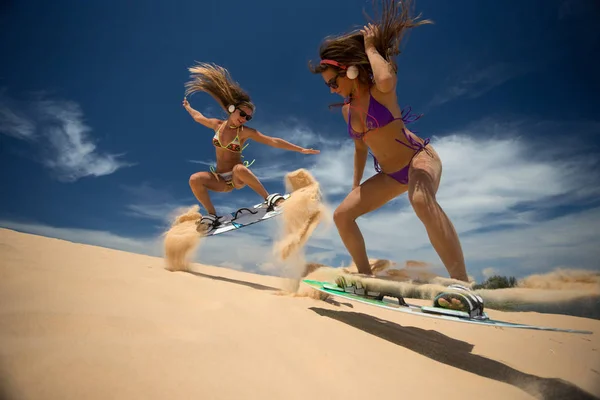 Mujeres Jóvenes Saltando Las Tablas Las Dunas Kitesurfistas Fiesta Freestyle —  Fotos de Stock