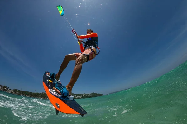 Kite Surfista Monta Ondas — Fotografia de Stock