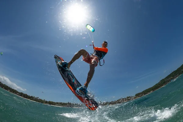 Een Kitesurfer Rijdt Golven — Stockfoto